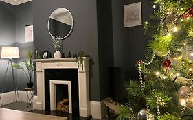 High Barnes 3 Bed House With Parking, Sleeps 7, Quiet Location